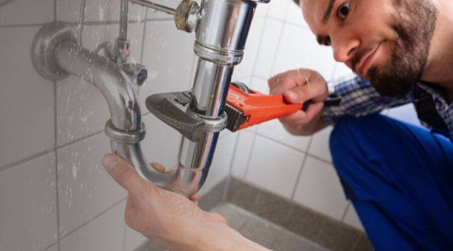 Professional sink repair in Farmland, IN